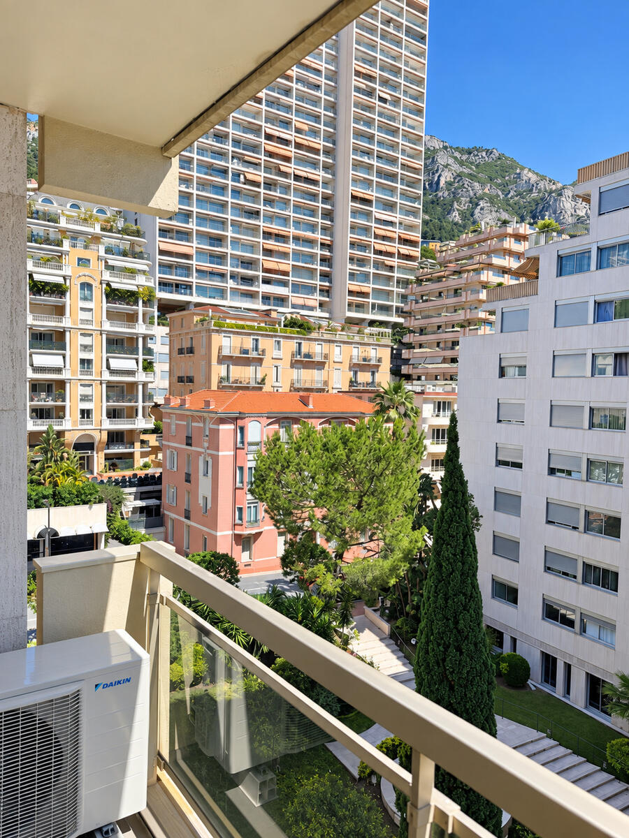 TRÈS BEAU STUDIO RÉNOVÉ MEUBLÉ AVEC APERÇU MER - Photo 5