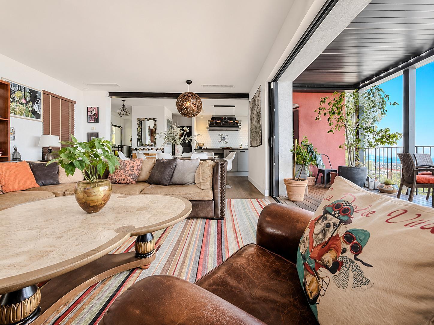 Magnificent renovated architect-designed villa with superb sea views! - Photo 4