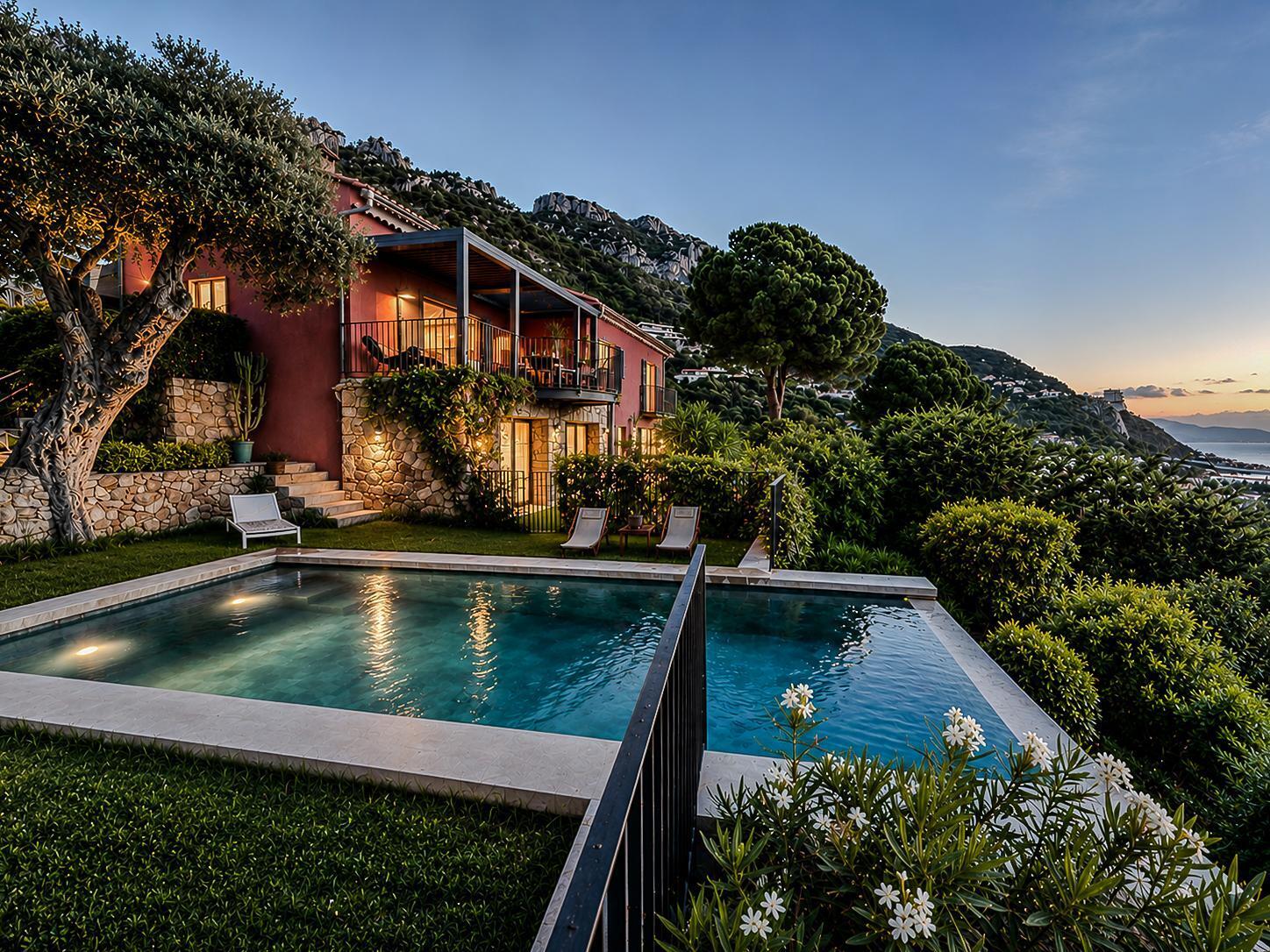 Magnificent renovated architect-designed villa with superb sea views! - Photo 1
