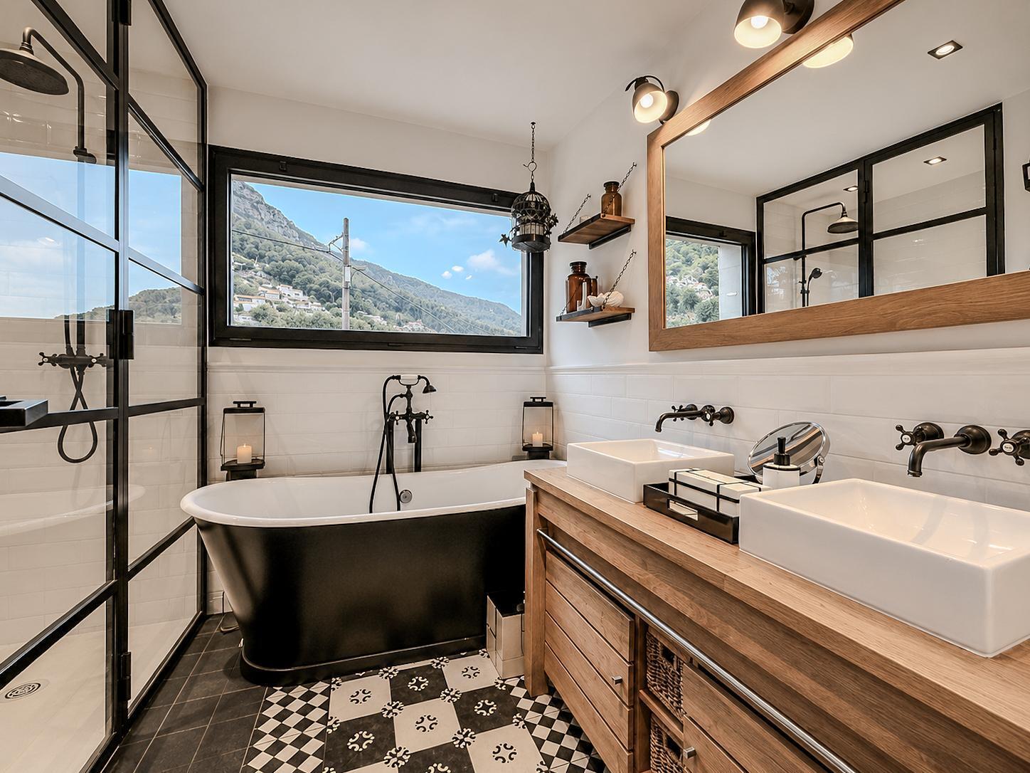 Magnificent renovated architect-designed villa with superb sea views! - Photo 16