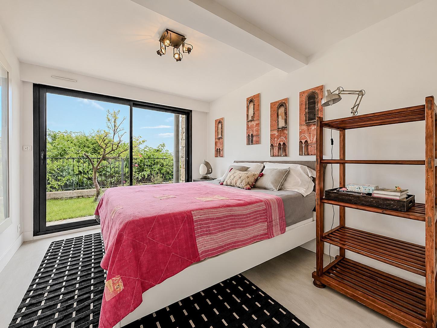 Magnificent renovated architect-designed villa with superb sea views! - Photo 31