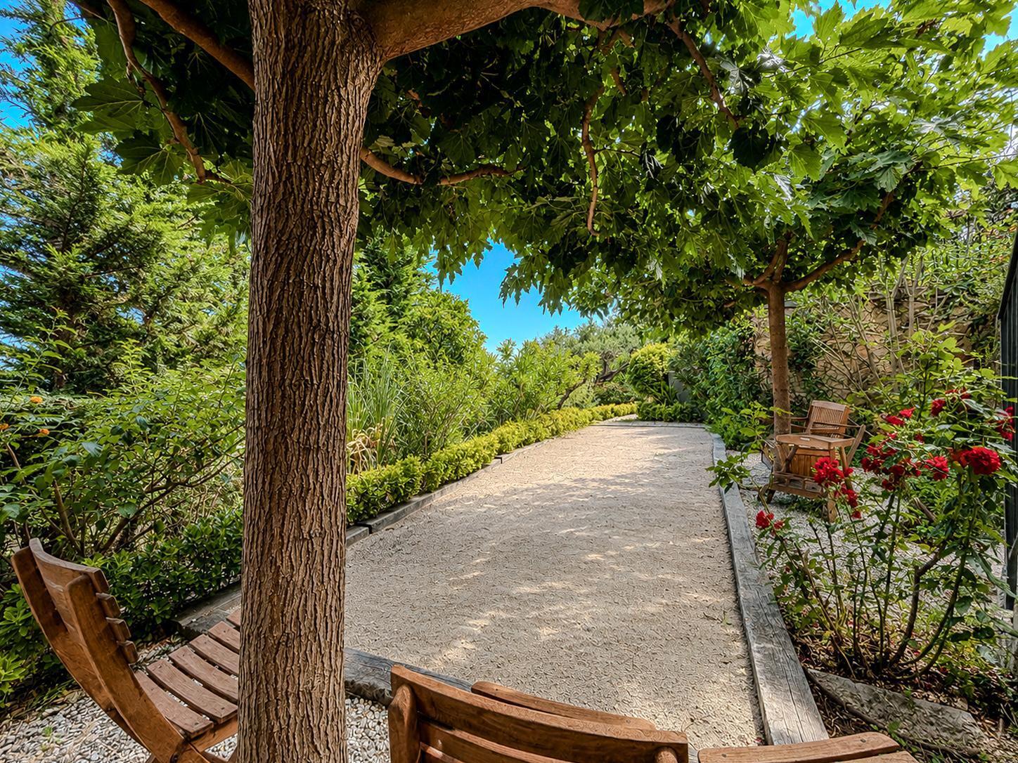 Magnificent renovated architect-designed villa with superb sea views! - Photo 36