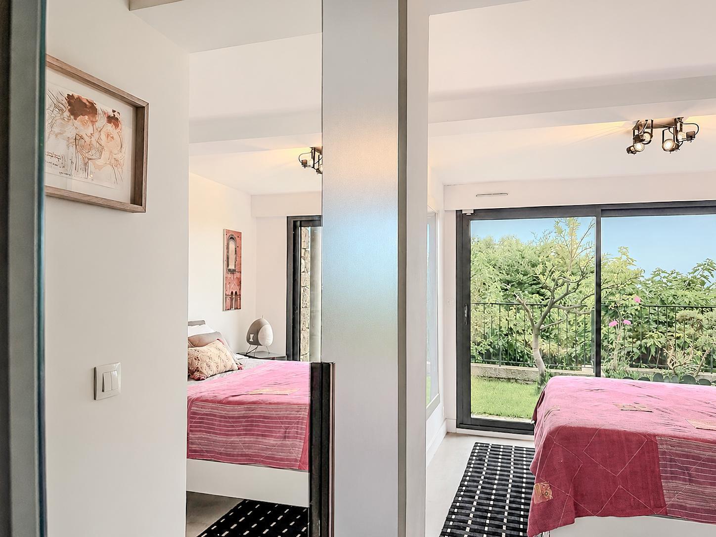 Magnificent renovated architect-designed villa with superb sea views! - Photo 30