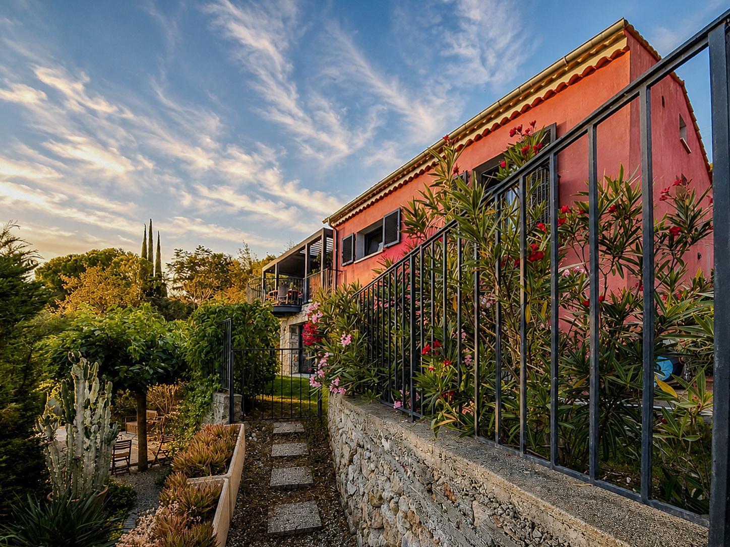 Magnificent renovated architect-designed villa with superb sea views! - Photo 34