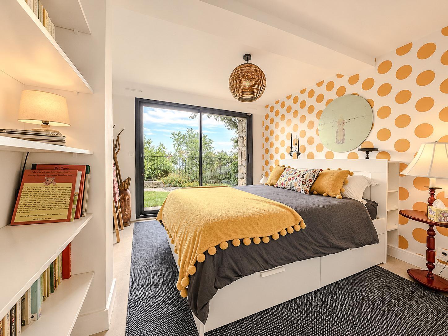Magnificent renovated architect-designed villa with superb sea views! - Photo 28