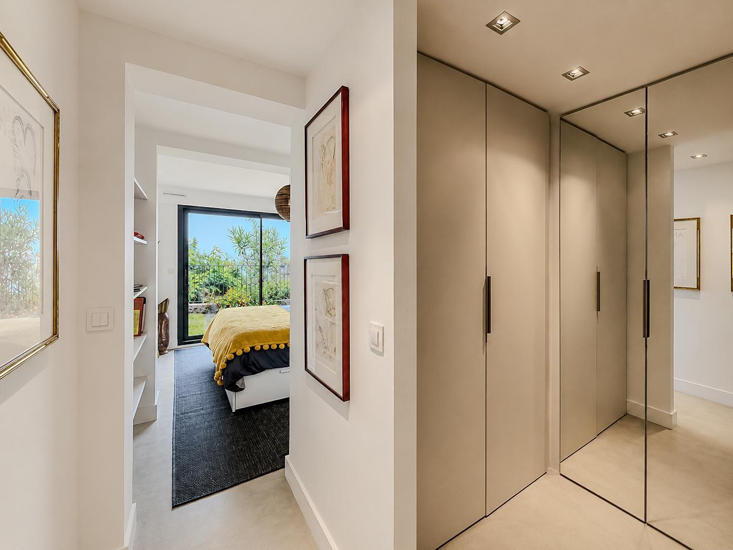 Magnificent renovated architect-designed villa with superb sea views! - Photo 27
