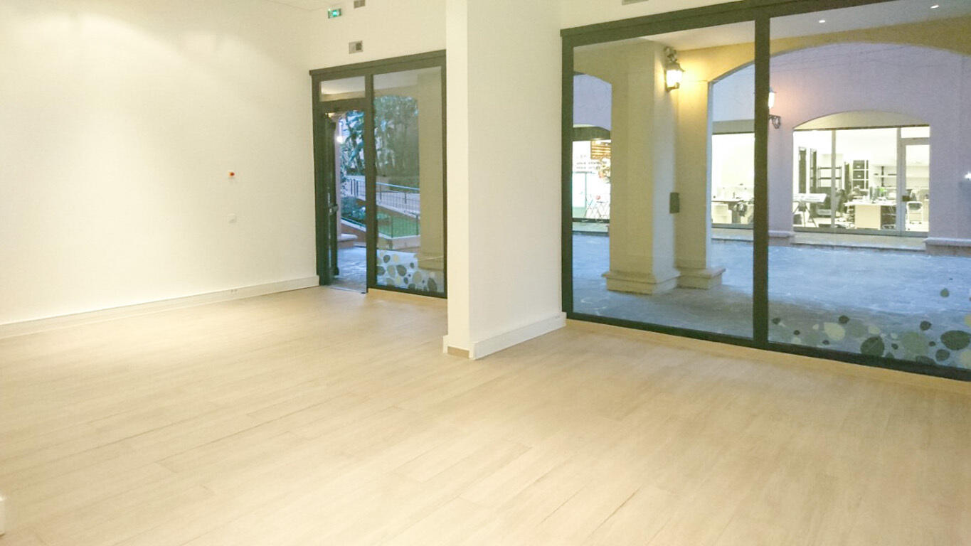 PORT DE FONTVIEILLE - BUREAU AVEC BELLE VITRINE - picture 2