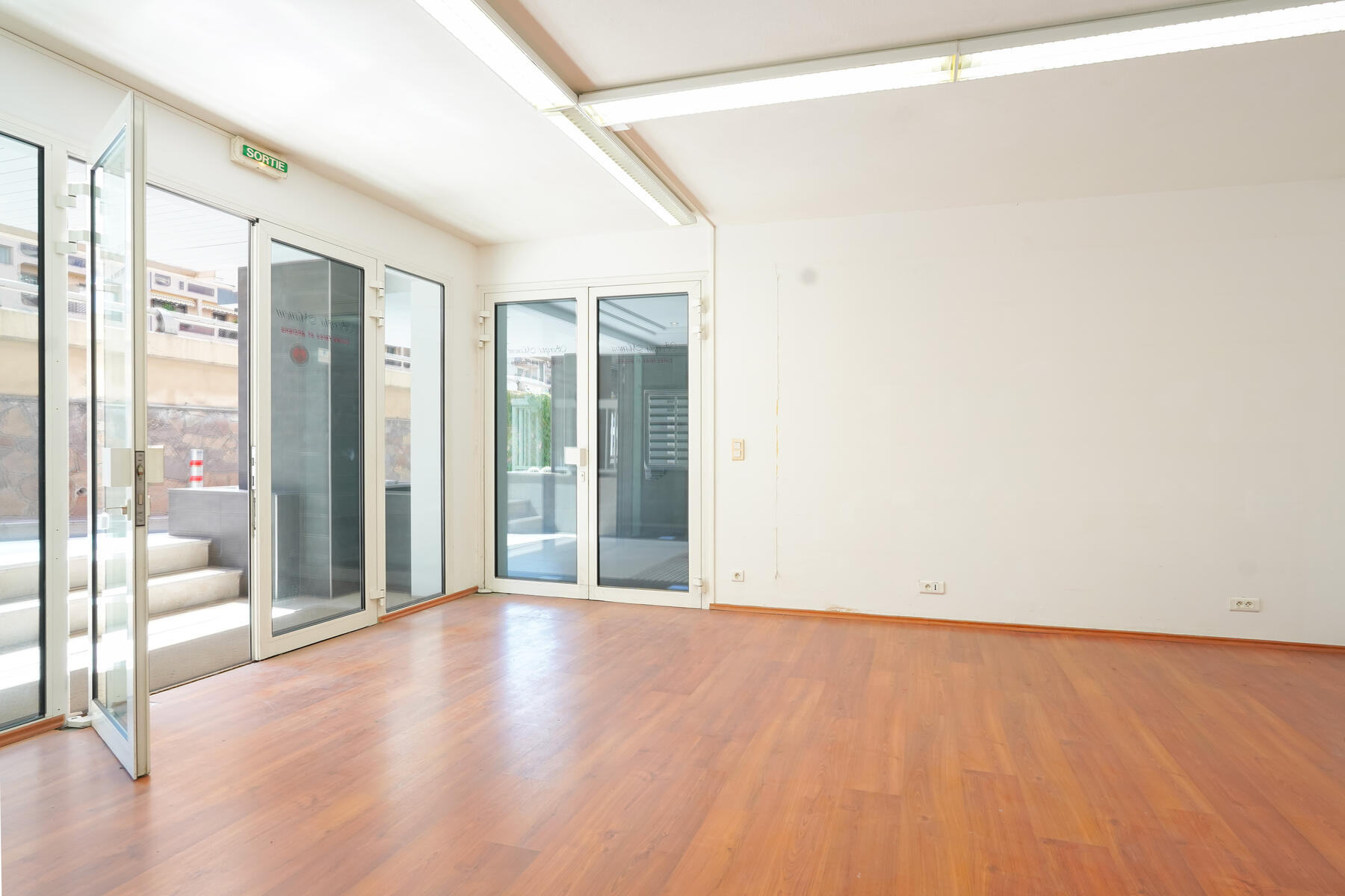 NEAR LARVOTTO - COMMERCIAL PREMISES OR OFFICES - picture 1