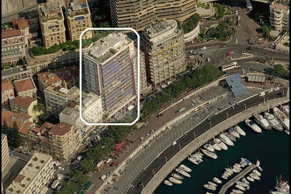 2.5% RENTAL PROFITABILITY ON THE PORT - STUDIO WITH PARKING AND CELLAR FOR SALE