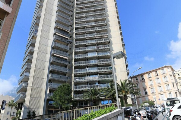 MILLEFIORI - ampio posto auto