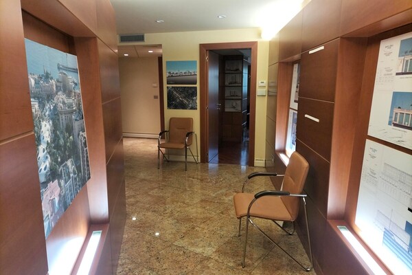 Ampio ufficio, 5 aree di lavoro