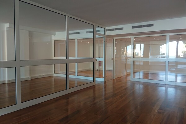 Ufficio luminoso con ampia vetrina in ottime condizioni