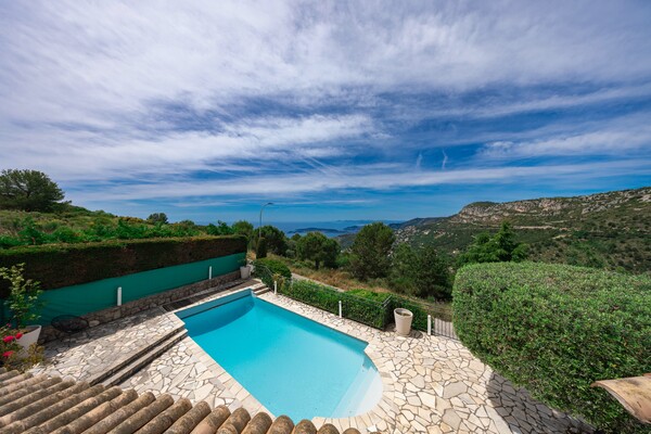 Luxurious 4-Bedroom Villa