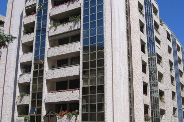 Large 2 bedroom mixed use apartment on the Condamine area center