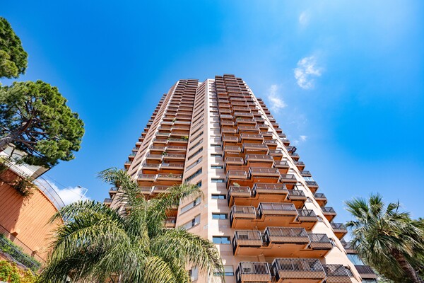 Ampio appartamento situato all'ultimo piano della residenza di lusso Parc Saint Roman