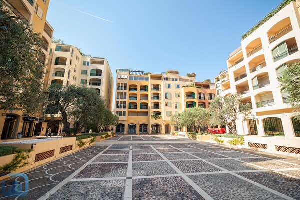Local à vendre au calme sur la placette de Fontvieille