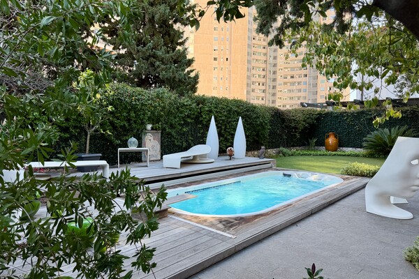 Villa Ristrutturata con Giardino, Piscina Riscaldata e Garage per 4 Auto