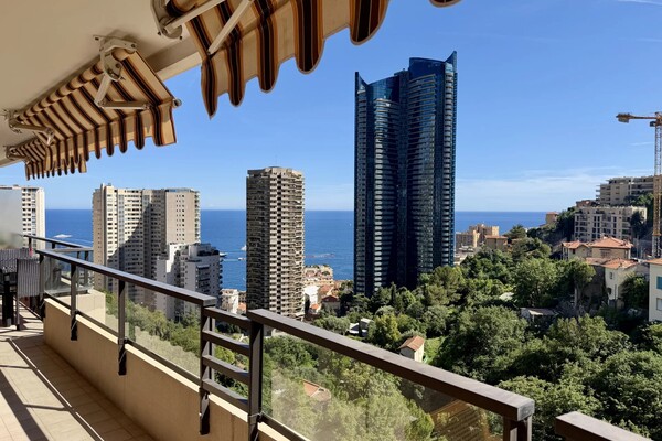 Trilocale Ristrutturato con Terrazza, Vista Mare e Piscina