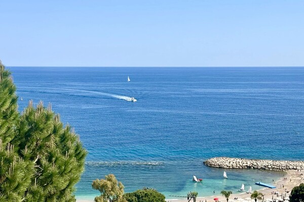 Ampio bilocale di 53 m² con vista mare panoramica – Cap d’Ail (c