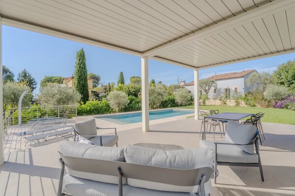 Contemporary Villa with Large Flat Garden and Swimming Pool