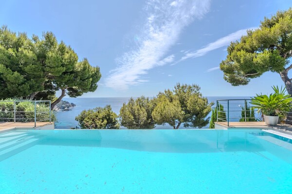 Magnificent contemporary Villa in Èze Bord de Mer with Pool and 