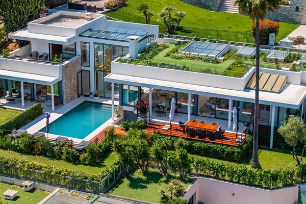 Luxury Contemporary Californian-Style Villa with Pool