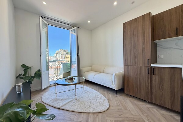 Renovated and Fully Furnished One-Bedroom Apartment Close to Mon