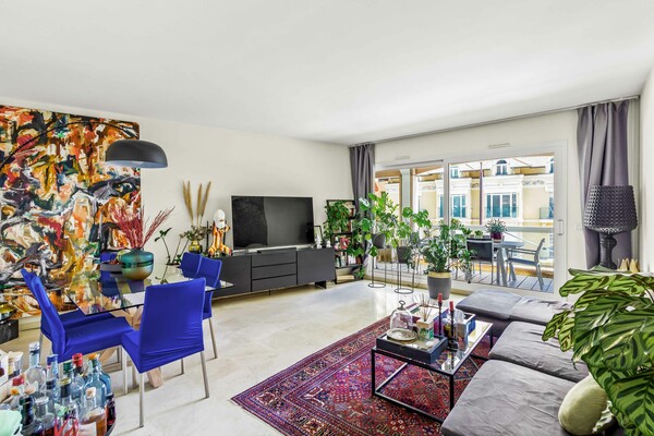 Villa Bianca: Centralissimo appartamento di 3 vani con cantina e doppio parcheggio