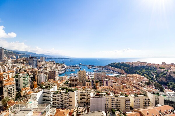 Granada: 3 Bedroom Penthouse Apartment with Panoramic View, Cellar and Parking Space