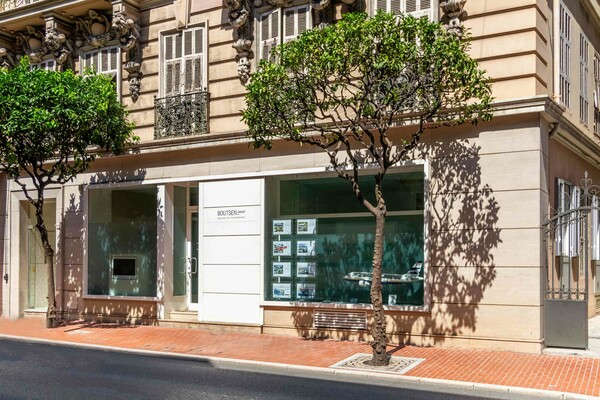 Rue Grimaldi: Murs Commerciaux avec Grandes Vitrines