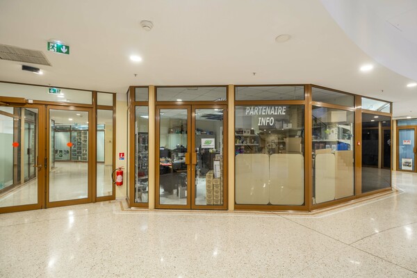 Patio Palace: Locale commerciale