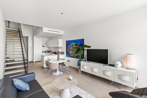 Stella: 1 Bedroom Apartment in Modern Building with Parking Space and Harbour View