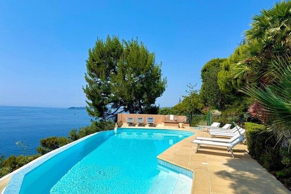2-BEDROOM APARTMENT WITH A LARGE SEA-VIEW TERRACE / CAP D'AIL