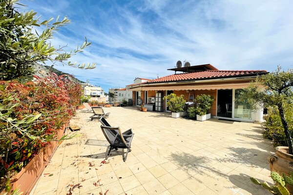 Mentone Garavan: rooftop di 4 locali con ampio terrazzo e parcheggio