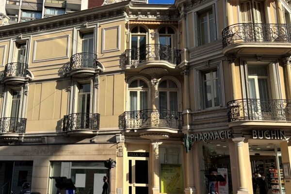 VILLA DISSE: DIRITTO DI LOCAZIONE - CARRÉ D'OR - AMPI LOCALI