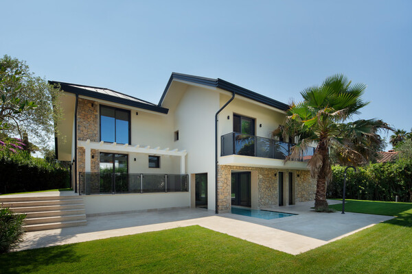 UNLIVED CONTEMPORARY VILLA: AN OASIS OF STYLE AND COMFORT