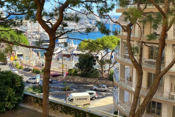 PANORAMA - PORT HERCULE -  LARGE 1-BEDROOM APARTMENT TO RENOVATE