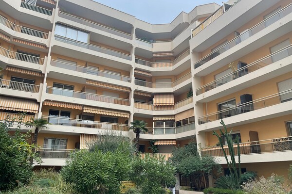 FRONTIERE MONACO/ 2 ROOMS WITH TERRACE / PARKING