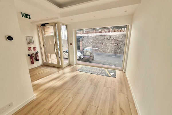 Boulevard d'ITALIE / MURI COMMERCIALI GRATUITI con FDC incluso / RISTRUTTURAZIONE COMPLETA