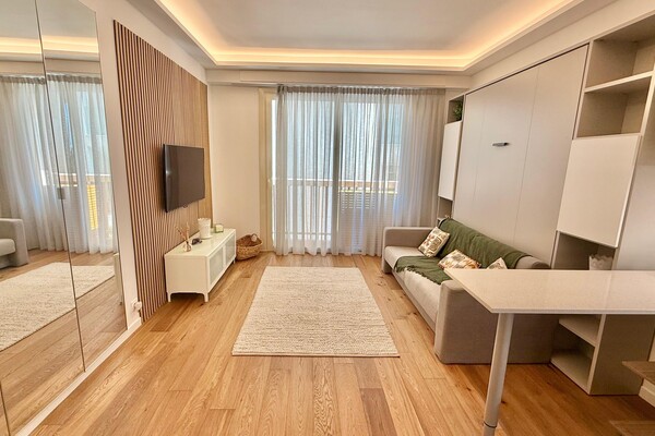 BD de BELGIQUE / GRAND STUDIO ENTIEREMENT RENOVE