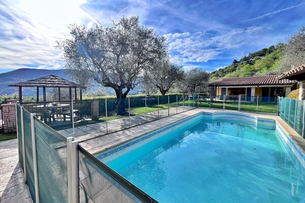 20 MINUTES DE MONACO / VILLA  6 PIECES AVEC PISCINE ET GRAND TERRAIN