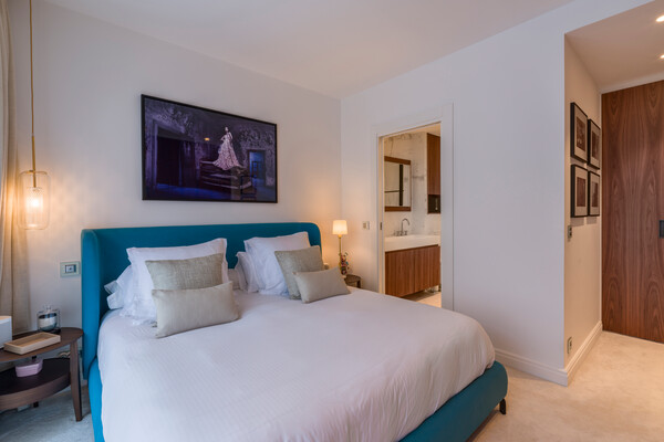 Château Périgord – Elegant three-room apartment with panoramic views