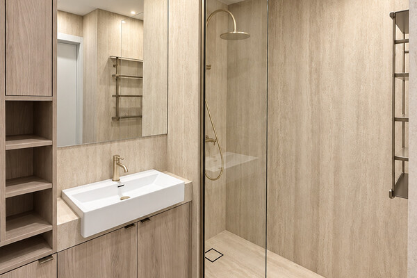 TRÈS BEAU STUDIO RÉNOVÉ MEUBLÉ AVEC APERÇU MER