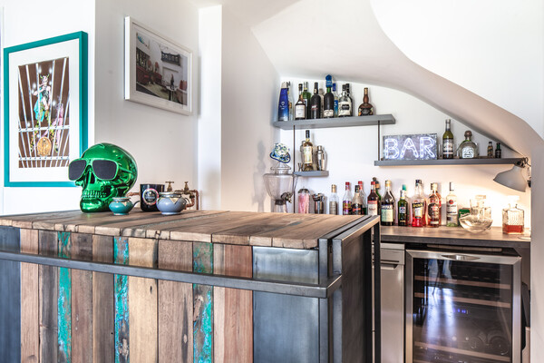 Magnificent renovated architect-designed villa with superb sea views!