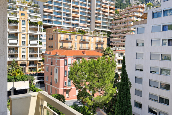 TRÈS BEAU STUDIO RÉNOVÉ MEUBLÉ AVEC APERÇU MER