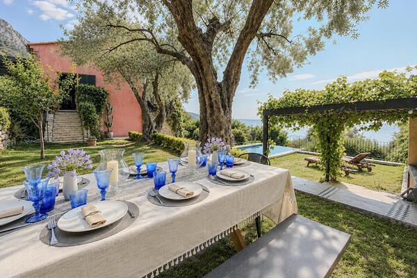 Magnificent renovated architect-designed villa with superb sea views!