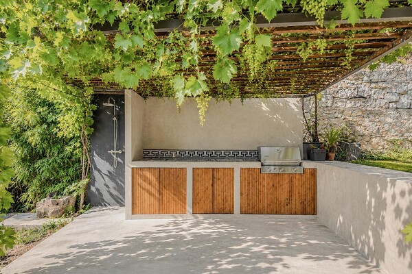 Magnificent renovated architect-designed villa with superb sea views!