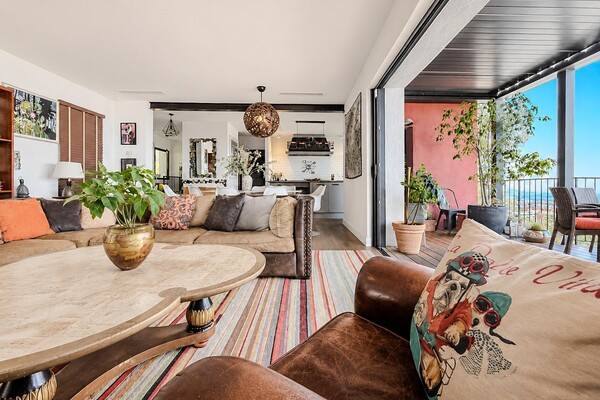 Magnificent renovated architect-designed villa with superb sea views!