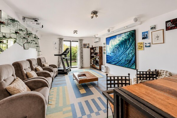 Magnificent renovated architect-designed villa with superb sea views!