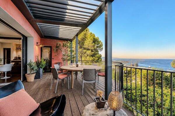 Magnificent renovated architect-designed villa with superb sea views!